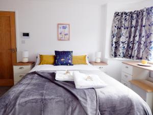 Modern, well located en-suite rooms with parking - Orbitat Accommodations
