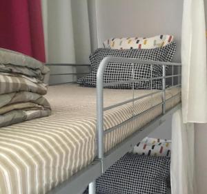 Sejours chez l'habitant Just for sleep - Parisian Male dorm room - daily stay from 20h to 10h -contact the private host via Booking chat message upon the arrival : photos des chambres