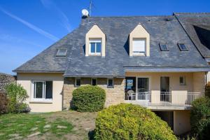 Maisons de vacances Maison de 4 chambres a Loctudy a 100 m de la plage avec vue sur la mer jardin clos et wifi : photos des chambres