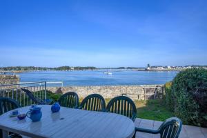 Maisons de vacances Maison de 4 chambres a Loctudy a 100 m de la plage avec vue sur la mer jardin clos et wifi : photos des chambres