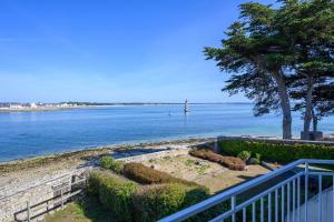 Maisons de vacances Maison de 4 chambres a Loctudy a 100 m de la plage avec vue sur la mer jardin clos et wifi : photos des chambres