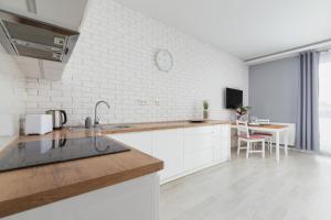 Dobrego Pasterza Studio with Balcony Cracow by Renters