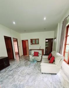 Beautiful bungalow with shared outdoor pool and 2km from the beach