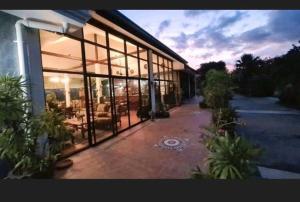 Beautiful bungalow with shared outdoor pool and 2km from the beach