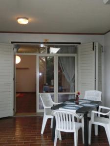 Spacious flat with fenced garden and fireplace
