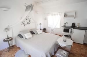 Appartements le Mas du Centaure : Chambre Double - Vue sur Jardin