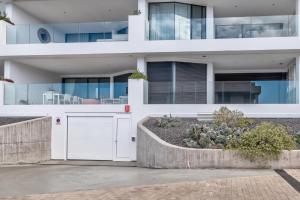 Infinity 0-3 LUXE PARTIAL SEA VIEW 2B