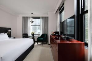 Corner King room in Pendry Chicago