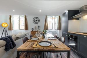 Spacious 2 Bdr Old Town Heart