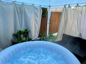 The Cave House Canterbury with Hot Tub