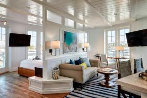 Deluxe King Suite room in Lido House Autograph Collection