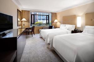 Deluxe 1 Queen & 1 Single, Family room, 1 Queen or 1 Twin, City view, Pool access