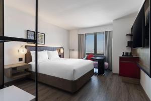 Queen Room - Mobility Accessible room in Renaissance New York Flushing Hotel at Tangram