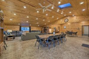 Spacious Kansas Retreat On-Site Disc Golf!