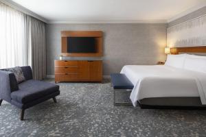 Junior Suite, 1 King, Sofa bed, Courtyard view, Corner room room in The Westin Palo Alto