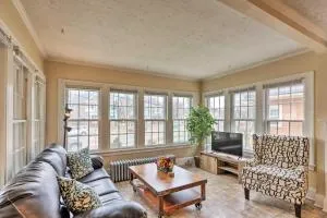 Lakewood Home with Yard about 8 Mi to Cleveland! - ليكوود