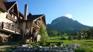 Taverna Pietrei Craiului - 泽尔内什蒂