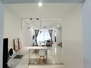 H+M Residence [5min]to Setia City Convention