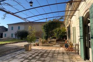 Maisons de vacances Quiet house with garden and pool in Graveson : photos des chambres