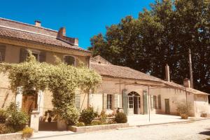 Maisons de vacances Quiet house with garden and pool in Graveson : photos des chambres