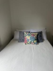 Uma Quadra do MAR Com PISCINA, Churrasqueira, 2 Vg de Garagem e 3 Quartos!!!