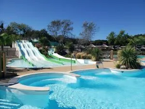 MOBIL-HOME CONFORTABLE ET BIEN EQUIPE AVEC PISCINES ET LA PLAGE A PIED - 富埃南