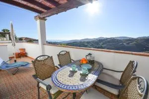 La Fuente APT6, Frigiliana Amazing 2 bedroom Family Apartment with views, Padel Court and 2 Pools HansOnHoliday Rentals - Компета