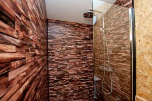 The Chard, Netherby, a micro cabin in a rural setting with a hot tub