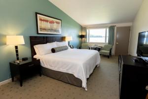 King Room with Lake View room in Gordon Lodge