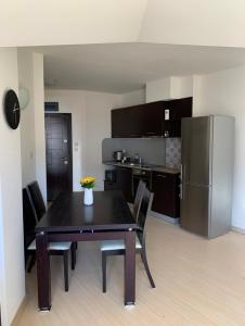 Central Art Apartment in Bansko with Mountain View
