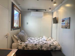 Beautiful tiny house with outdoor area- Only 5 minute walk to the beach!