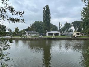 Welkom bij Mario, Een charmante Chalet gelegen aan een vijver in bosrijke omgeving waar je tot rust kan komen.