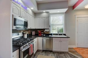 Hip and Spacious Midtown Cottage near Beale Street