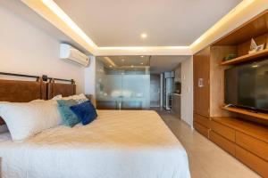 Beachfront & free daily breakfast & 600MB Wifi by Moikkarentals