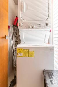 Beachfront & free daily breakfast & 600MB Wifi by Moikkarentals