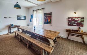 Maisons de vacances Awesome Home In Laurens With Kitchen : photos des chambres