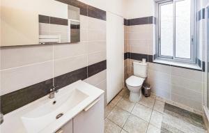 Maisons de vacances Awesome Home In Laurens With Kitchen : photos des chambres