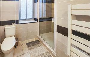 Maisons de vacances Awesome Home In Laurens With Kitchen : Maison de Vacances Six Chambres