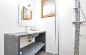 Maisons de vacances Awesome Home In Saint-jeannet With Kitchen : photos des chambres