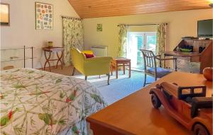 Maisons de vacances Amazing Home In Conflans Sur Anille With Sauna : photos des chambres