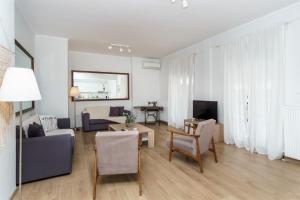 Spacious Family Apartment with Large Terrace - Quiet City Center Stay