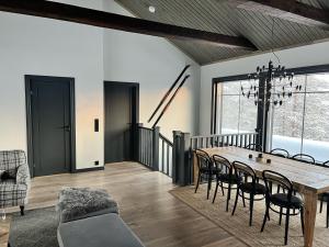 Porthos Ski-in Lodge with private hot tub and sauna in Lapland