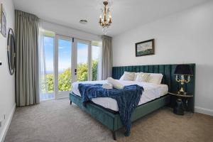 Luxury & plush lifestyle 5 Bedroom house in Mt Eliza