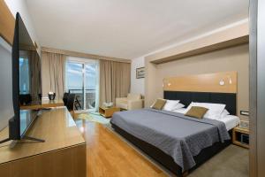 Deluxe Room with Balcony and Sea View room in Hotel San Antonio