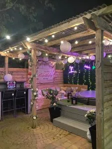 The Rose Garden Room - self contained studio - Carneatly