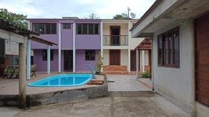 Casa com piscina em condomínio