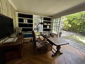 Belle demeure avec piscine, vue et accès direct à la Seine, très proche de Paris