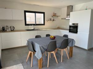 Villa neuve 5 Etoiles avec piscine chauffée, à 900m des plages