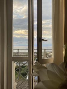 Villa Seeblick Warnemünde - Fewo mit Meerblick und Balkon direkt am Strand für 2-4 Pers