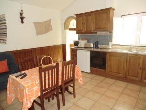 Apartment with Garden View room in Monte dos Avós